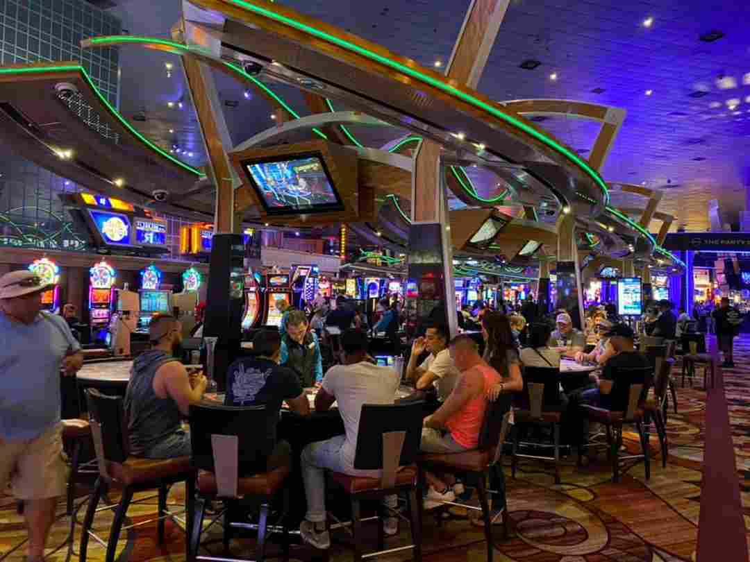 Khu vực casino lúc nào cũng đông đúc