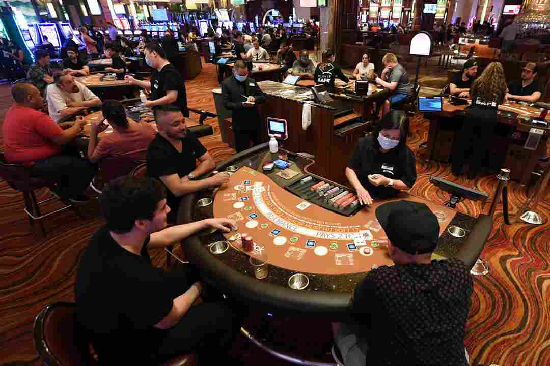 Nhân viên casino chiếm được thiện cảm của khách hàng
